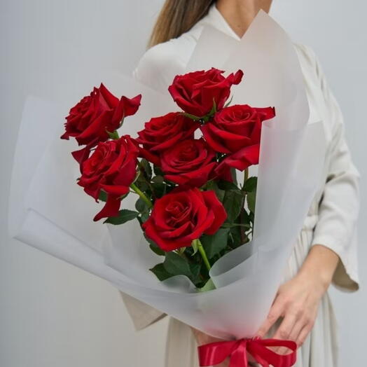 Букет из 7 очаровательных красных роз