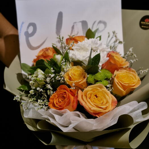 Оранжевые розы в фисташковой упаковке