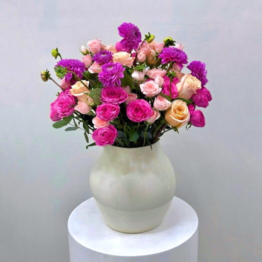 Свежая пурпурная георгина, персиковая роза, садовое сочетание