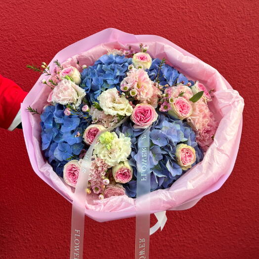 Лавандовая волна: букет из гортензий, роз, эустомы и восковых цветов.