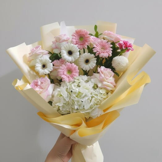 Букет из розово-белых цветов