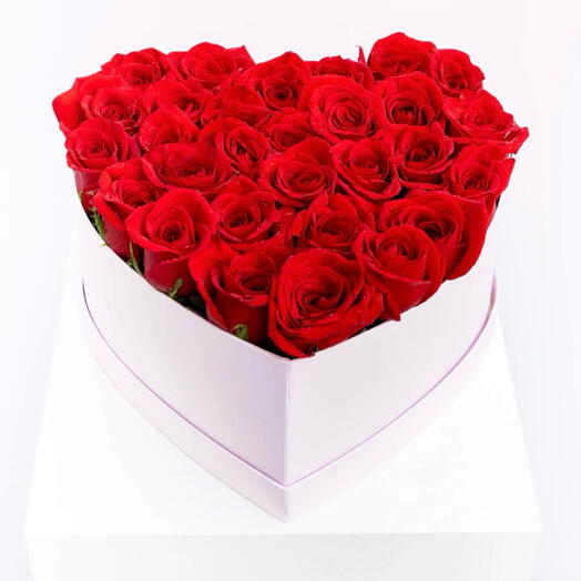 35 красных роз в коробке в форме сердца