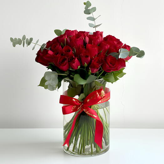 Ваза с 51 красным лепестком