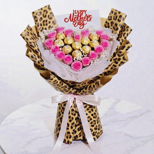 Букет из 15 розовых роз в форме конфет Ferrero Rocher для самой любимой мамы, украшенный топпером.