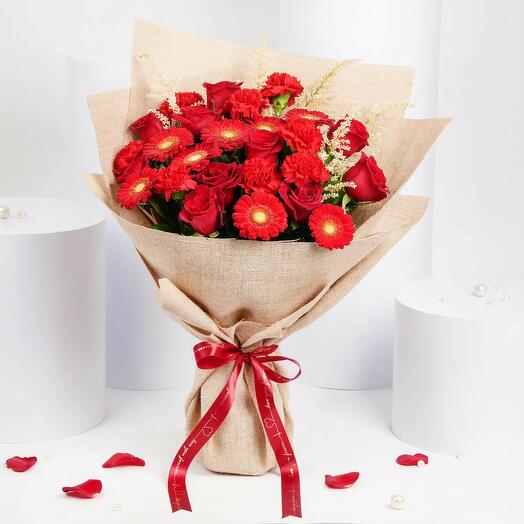 Bouquet intime de fleurs rouges