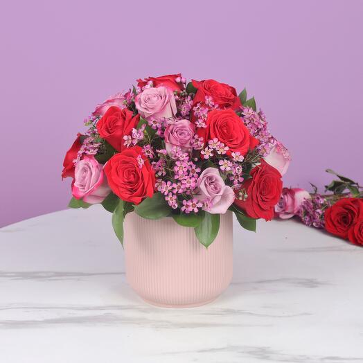 Arreglo majestuoso de 21 rosas rojas y moradas