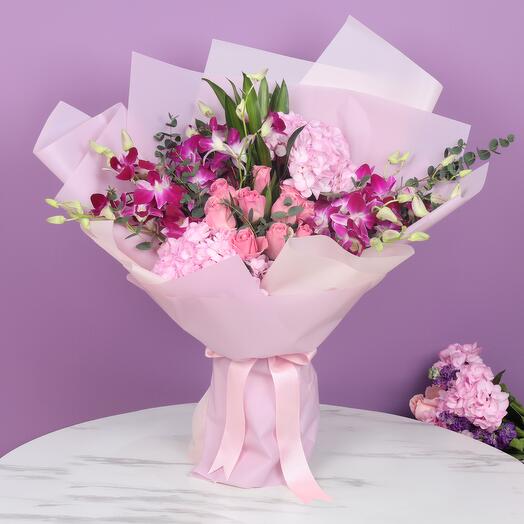 Лесной букет из розовых и фиолетовых цветов