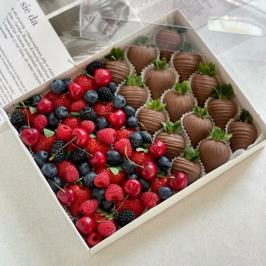 Клубника в шоколаде и свежие ягоды