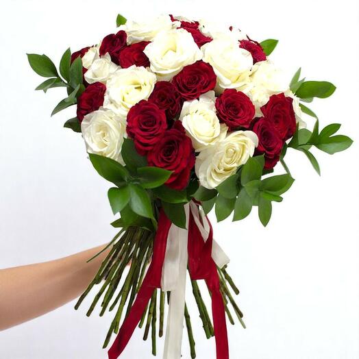Loperna Bouquet – Элегантная композиция белых и красных роз