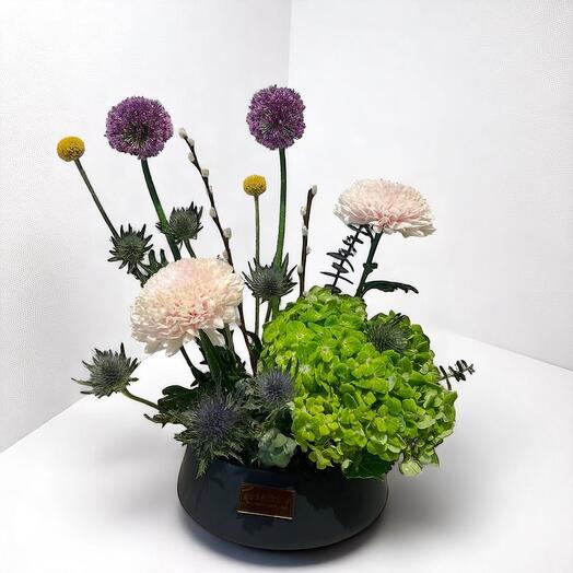 Современная ботаническая фьюжн-композиция – зелёная гортензия, хризантема аллиум в дизайнерской вазе