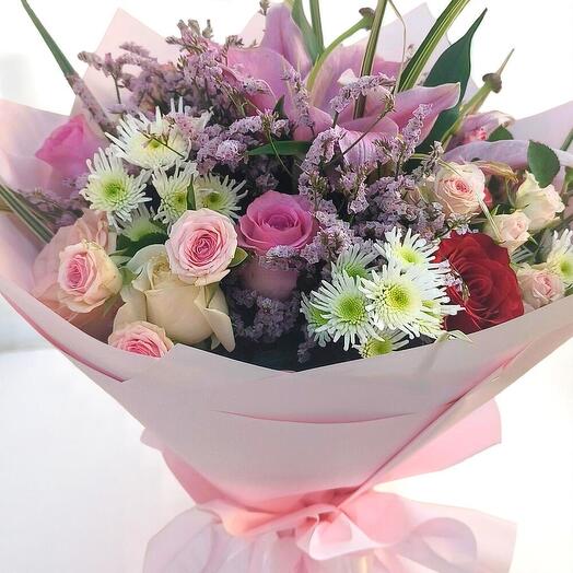 Романтический микс-букет – элегантные розы розового, белого и красного оттенков с лилиями и хризантемами