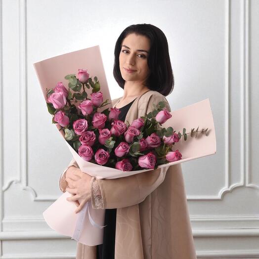 Ramo de rosas Violet Blush – 24 rosas púrpura intensas en elegante envoltorio rosa