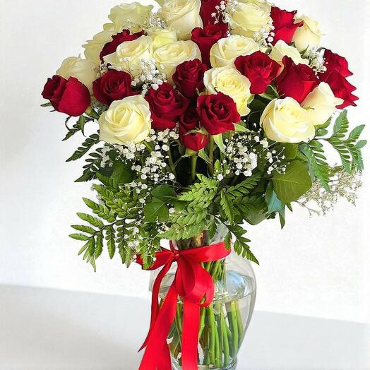 Смешанные розы в вазе