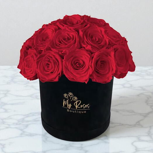 Caja de terciopelo negro con 36 rosas rojas