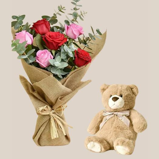 Розово-красный букет роз и плюшевый мишка