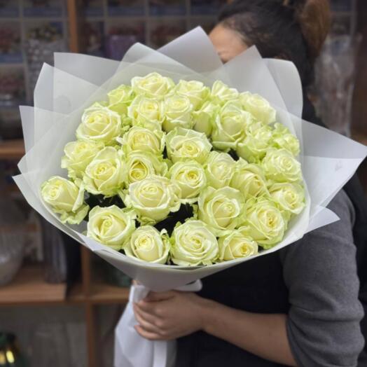 Ramo de rosas blancas de floración premium