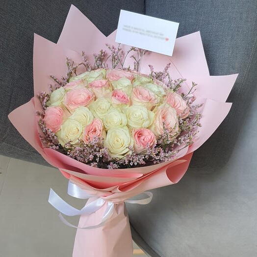 Букет розовых и белых роз