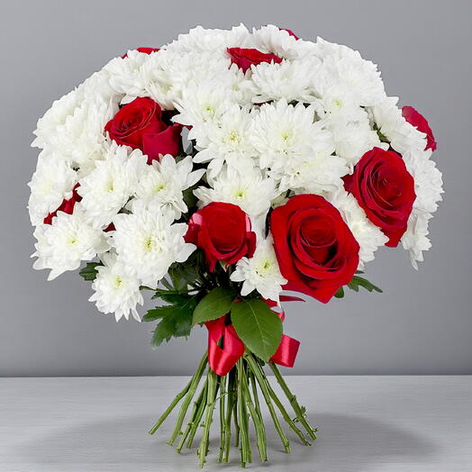 Букет роз и хризантем