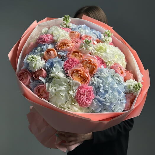 Радостная смесь гортензий и премиальных садовых роз