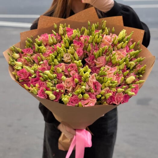 Розовый букет из эустомы