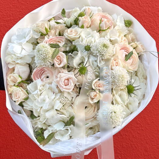 Причудливо-белый: букет белых гортензий, роз и скабиозы