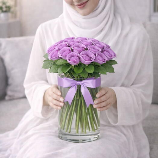 Ваза с фиолетовыми розами