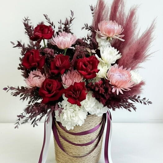 Бордово-розовая цветочная корзина