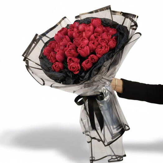 Специальное предложение к годовщине – 51 красный тюльпан в чёрной упаковке