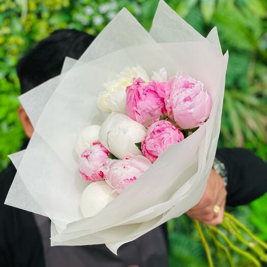 Небольшой букет из пионов (микс)