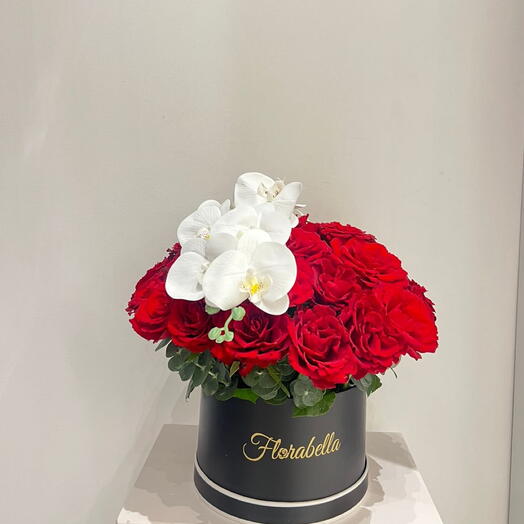 Красная роза с 1 стеблем фаленопсиса