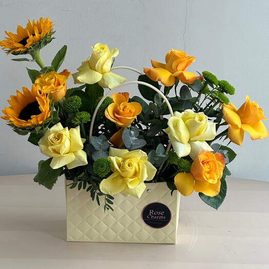 🌻 Композиция из подсолнухов и роз в сумке