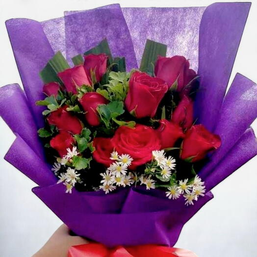 Букет фиолетово-красных роз