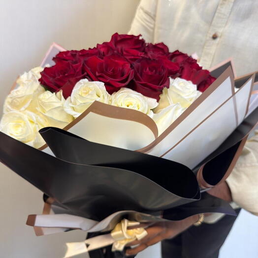 Букет из 50 красных и белых роз в форме круга – идеальный баланс страсти и чистоты