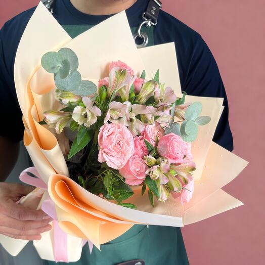 Персиковый цветущий восторг | 3 розовые кустовые розы, 4 белые альстромерии | Элегантные цветы в Дубае