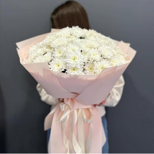 Fortune – Букет из 101 белой кустовой хризантемы в розовой упаковке – подарок на годовщину рождения для неё