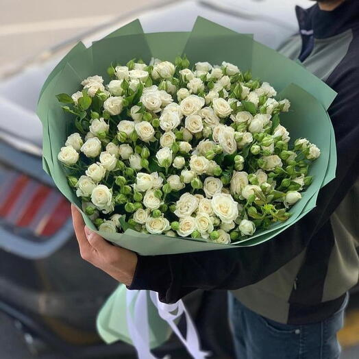 Букет из 30 белых кустовых роз