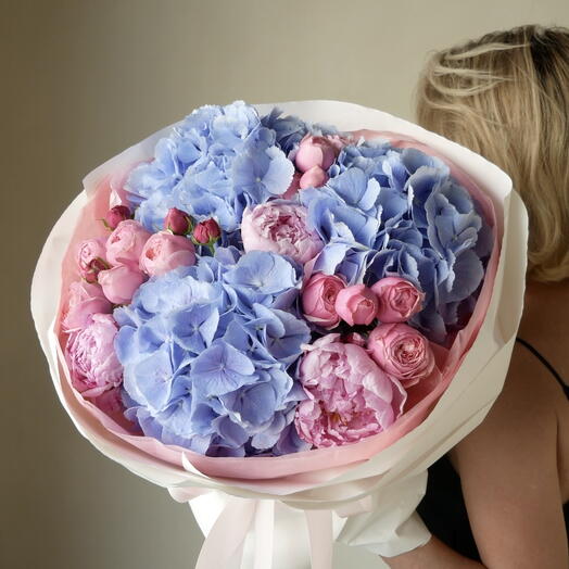 Dream Floral _ Букет на день рождения с голубой гортензией и розовыми пионами