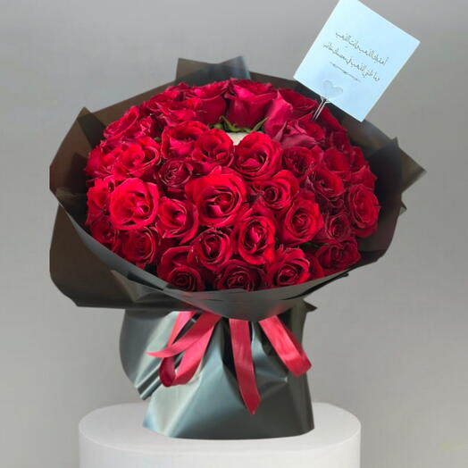 Многочисленные классические букеты красных роз (51 вариант) для годовщины, дня рождения или Дня святого Валентина.