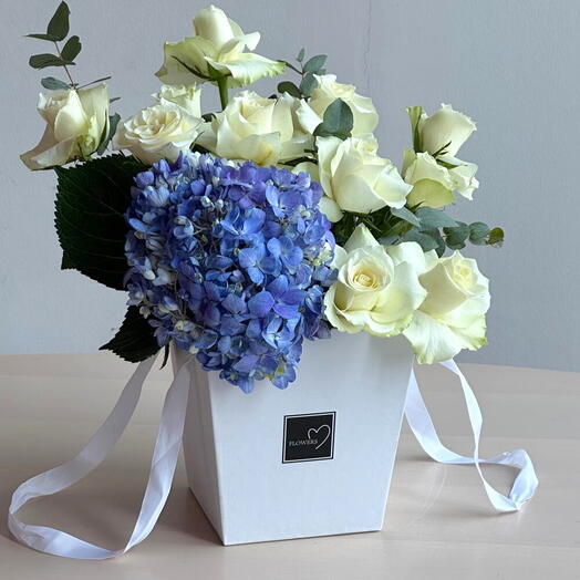 Сумка Blue Crown Harmony | 11 белых роз и 1 синяя гортензия в тот же день в Дубае