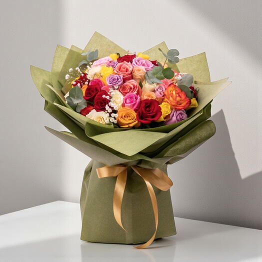 Симфония радужных роз | 51 разноцветная роза с гипсофилой – яркий многоцветный букет