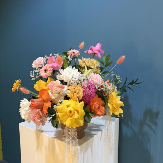 Bridgerton - flowers in a vase