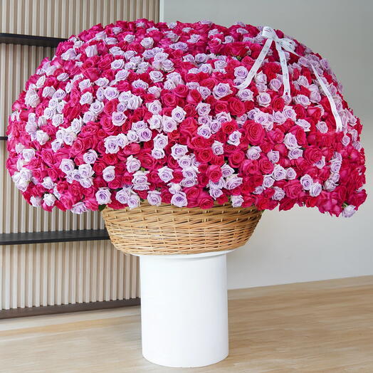 Корзина «Цветочный шёпот» с тёмно-розовыми и фиолетовыми розами