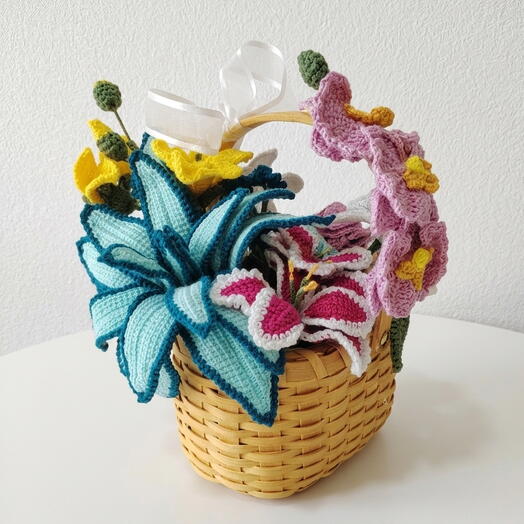 Неувядающая вязаная крючком корзина «Весенний луг»