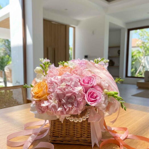 Arreglo de flores rosas en canasta