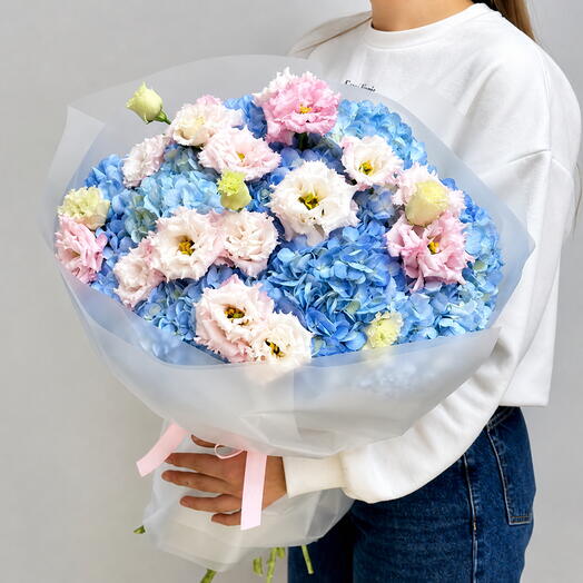 Bouquet d'hortensias bleus et d'eustomas roses - 2008