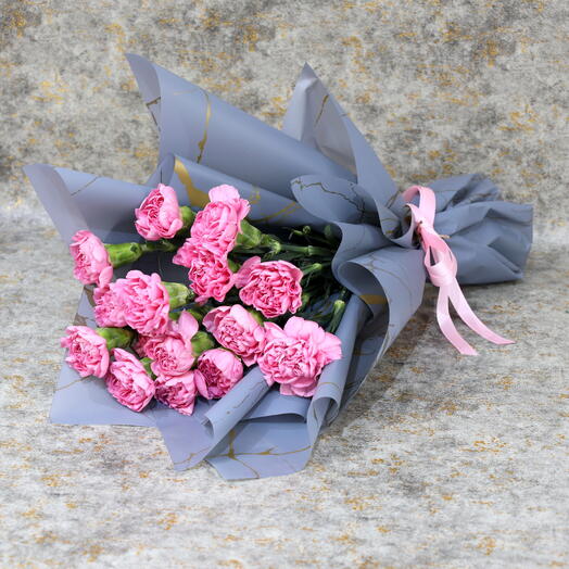 Букет из розовых мраморных гвоздик