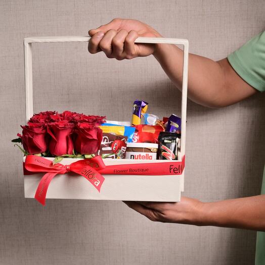 Paniers-cadeaux de chocolats assortis et de fleurs  6099