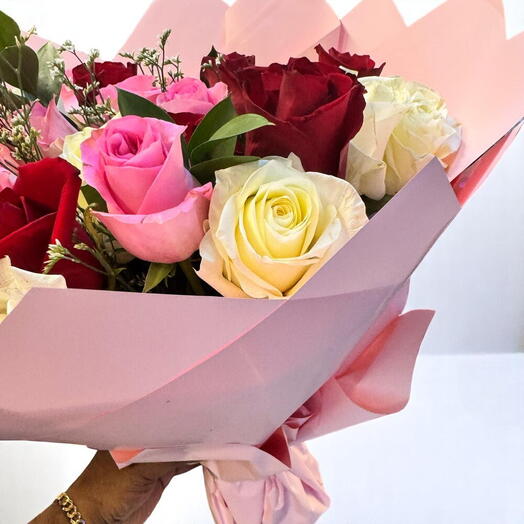 Румяная гармония – элегантный смешанный букет роз
