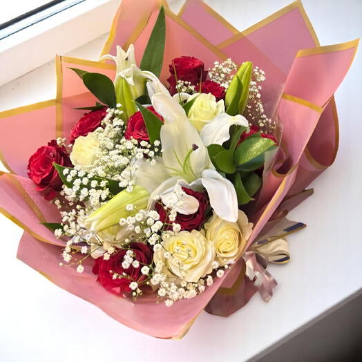Букет из смешанных роз и лилий – элегантная цветочная гармония в розовой упаковке