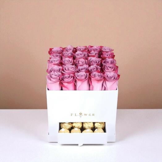 Коробка с фиолетовыми розами